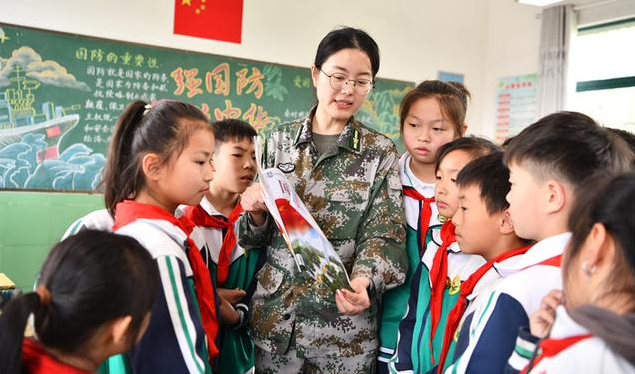 装甲突击车慢慢驶入操场瞬间点着全场气氛同学们分批登车体会 装甲突击车慢慢驶入操场瞬间点着全场气氛同学们分批登车体会