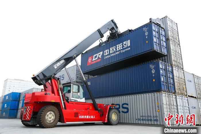 繁忙的成都国际铁路港。 成都国际铁路港供图 成都国际班列3月计划开行量明显增多