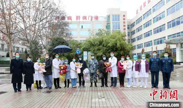 5名新冠肺炎患者2日在空军军医大学唐都医院治愈出院。唐都医院供图 空军军医大学唐都医院累计治愈新冠肺炎患者24人