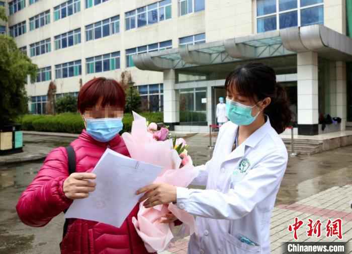 5名新冠肺炎患者2日在空军军医大学唐都医院治愈出院。唐都医院供图 空军军医大学唐都医院累计治愈新冠肺炎患者24人