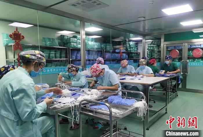 图为护士们聚在一起制作口罩。 医院供图 摄 内蒙古组建“缝纫机医队”自制“N95”口罩助力疫情防控