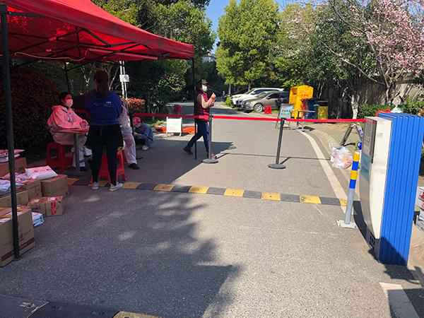 H社区某小区进门处拉起了红色警戒线,地上堆着居民的快递和生活用品。澎湃新闻记者 钟笑玫 图 武汉“零新增”前后:封城两月,不是终点