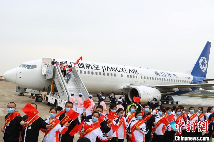 3月23日下午,江西援助湖北随州医疗队队员走下飞机。 刘占昆 摄 369名队员凯旋!江西对口支援随州医疗防疫队返赣