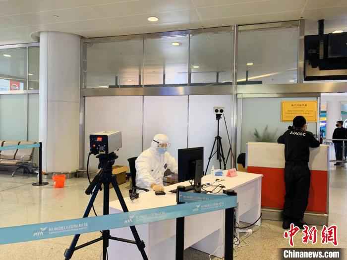 疫情期间,杭州萧山国际机场的到达口。(图文无关) 张斌 摄 浙江已发放3.1万张“国际版”健康码防境外输入