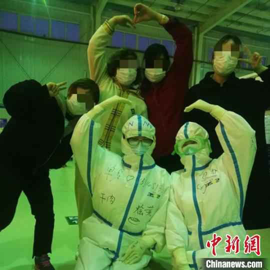 图为患者与医疗队员在方舱医院合影。受访者供图 解除隔离的内蒙古医疗队员:“有太多习惯和不习惯”